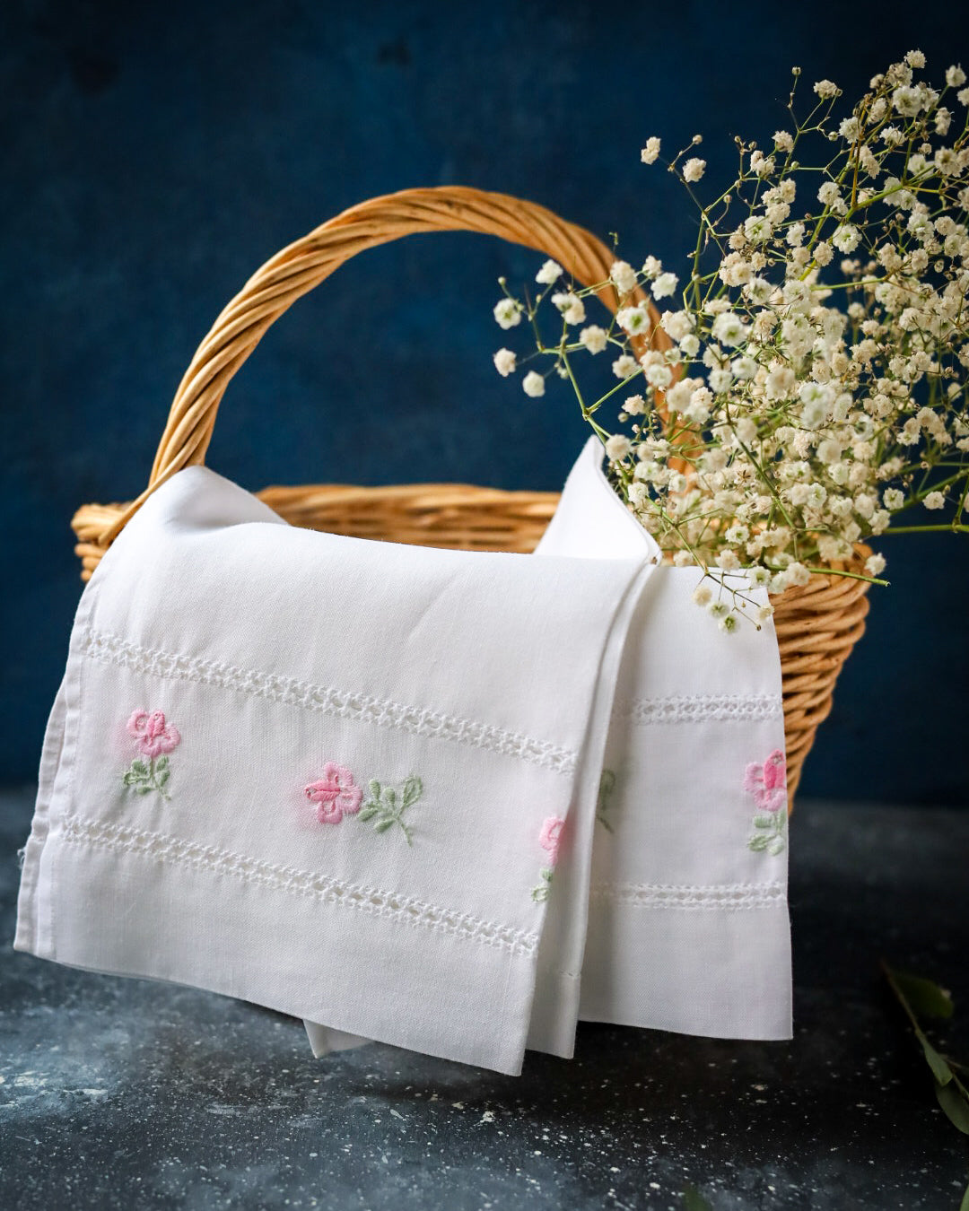 Coppia asciugamani in lino bianco con ricamo rosa