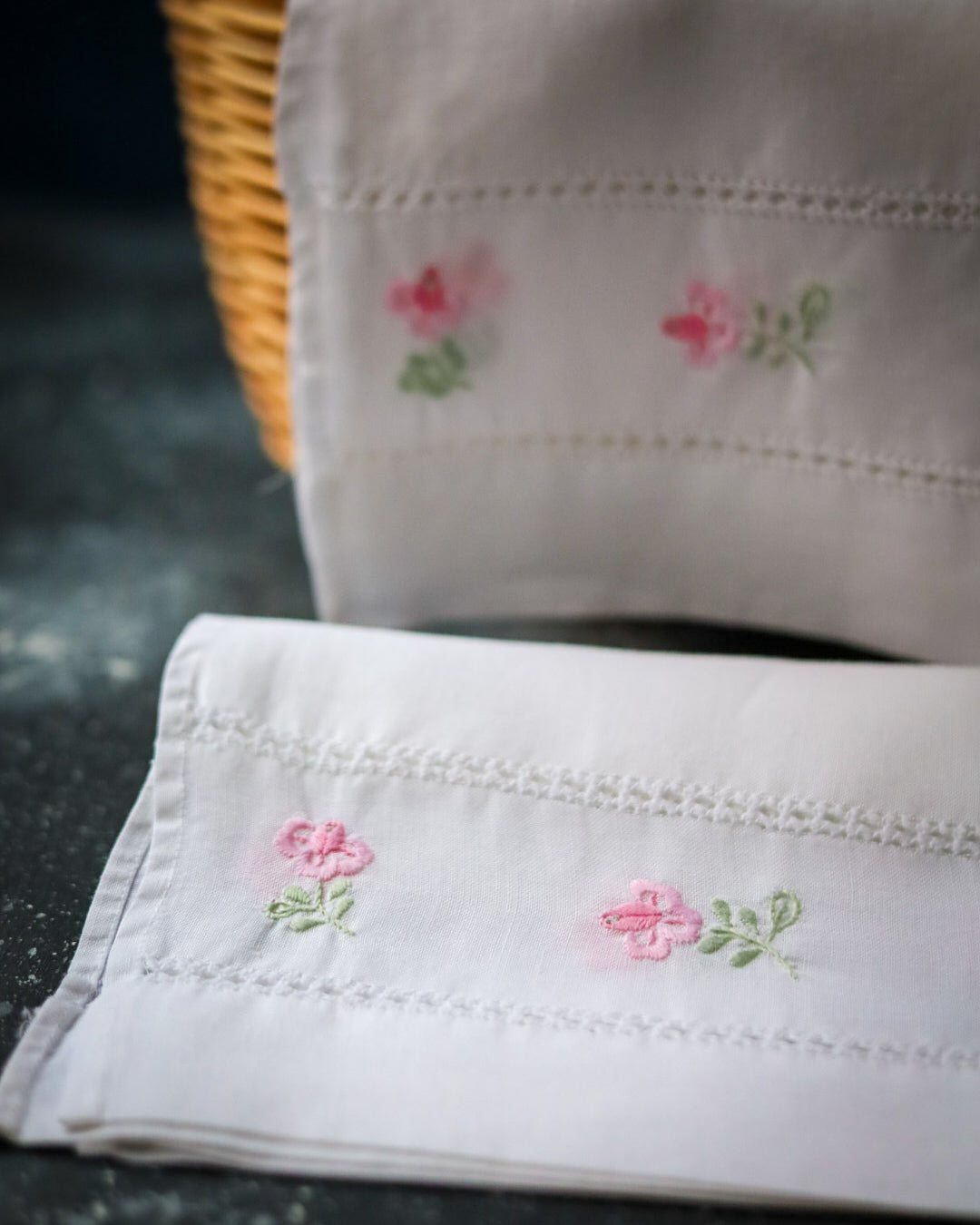 Coppia asciugamani in lino bianco con ricamo rosa