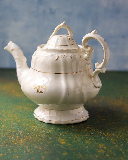 Teiera Vittoriana in Porcellana Inglese con Costolature e Finiture Auree Dipinte a Mano – Metà '800