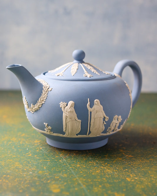 Servizio da Tè Wedgwood Jasperware Blu con Figure Neoclassiche in Rilievo – Teiera e Zuccheriera