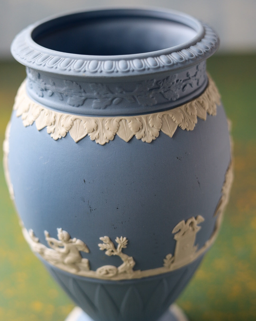 Vaso Wedgwood Jasperware Blu con Figure Neoclassiche in Rilievo