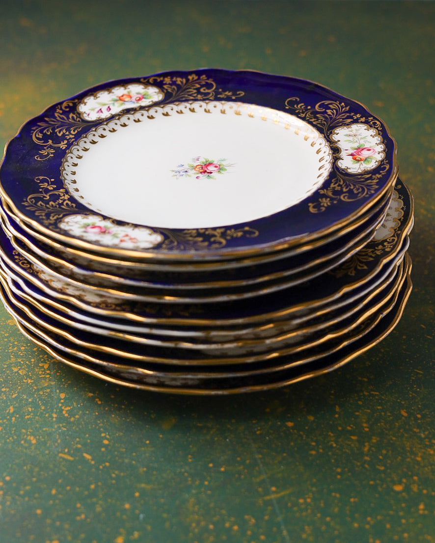 Set di Piatti da Portata in Porcellana Inglese Blu Cobalto con Bouquet Floreali Interamente Dipinti a Mano – Fine Ottocento