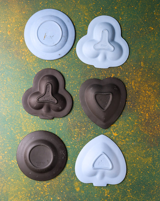 Collezione di 6 Piattini Wedgwood Jasperware con Figure Neoclassiche in Rilievo – Azzurro e Nero Basalte