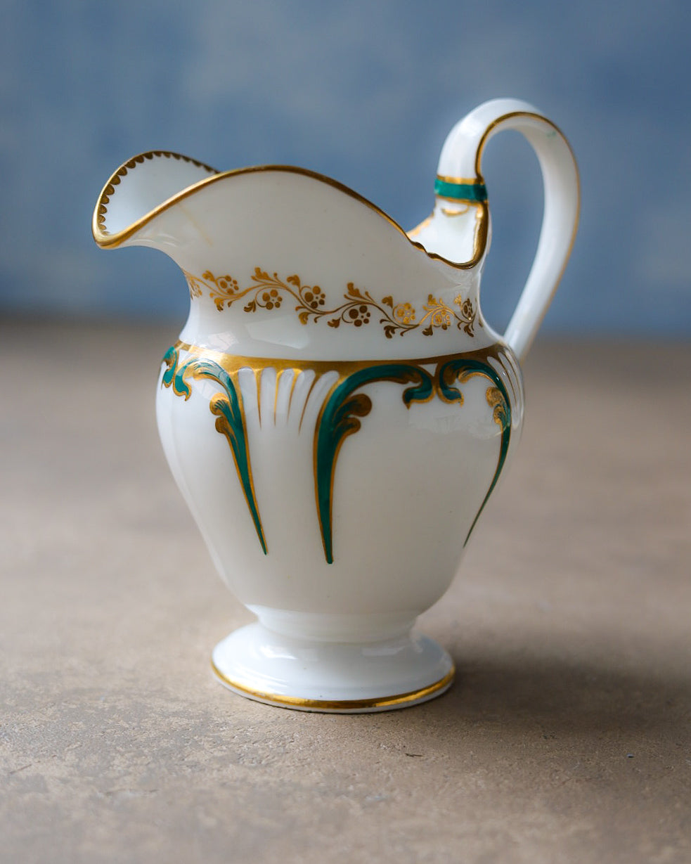 Servizio da tè e dolci in porcellana inglese, decoro verde e oro dipinto a mano, età vittoriana, metà ‘800