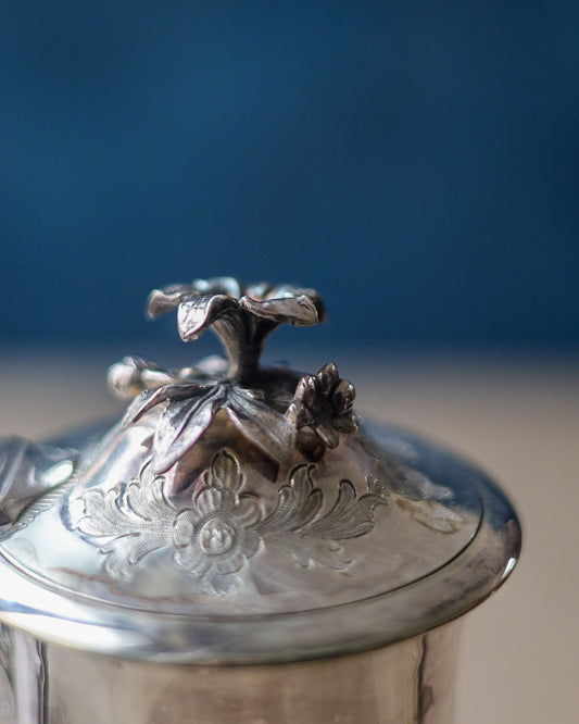 Teiera in sheffield inglese vittoriana con decoro a sbalzo