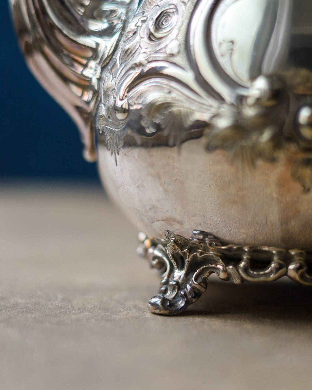 Teiera in sheffield inglese vittoriana con decoro a sbalzo