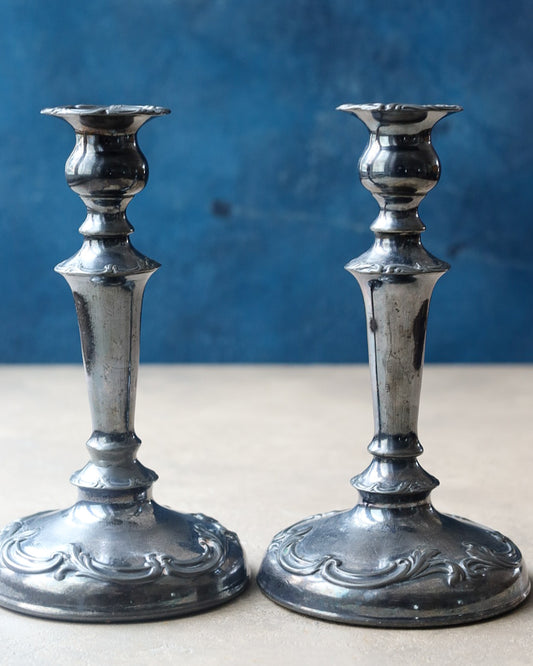 Coppia candelieri in metallo argentato brunito