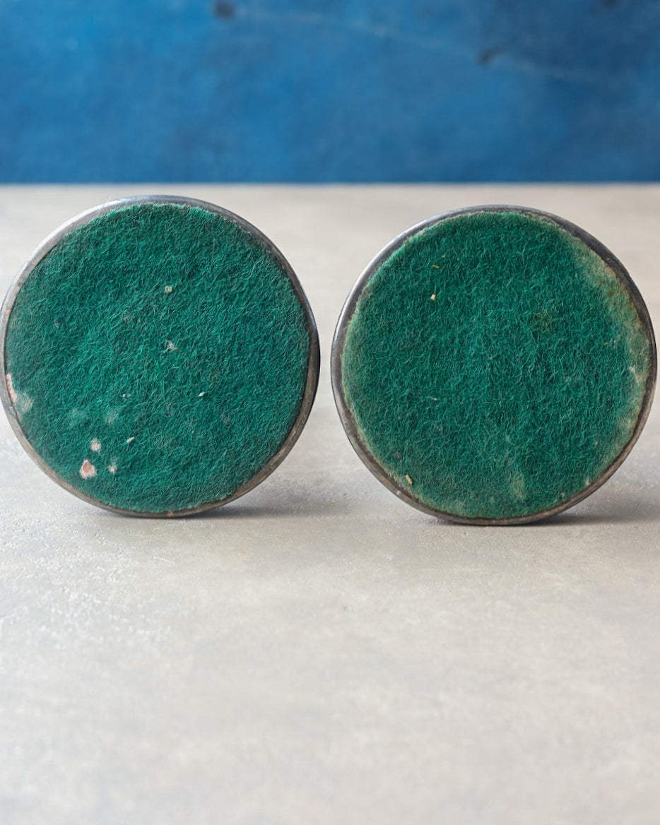 Coppia candelieri in metallo argentato brunito