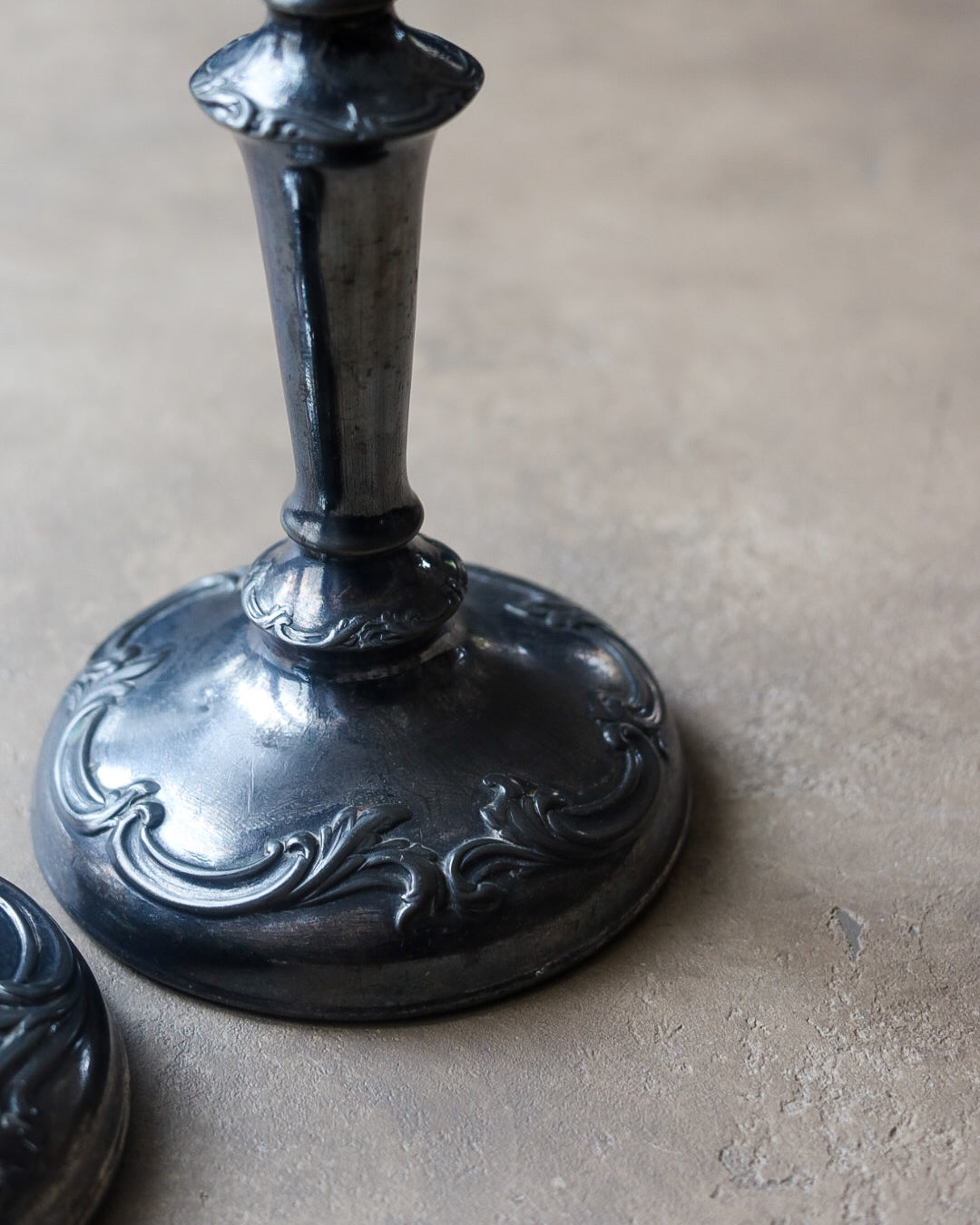 Coppia candelieri in metallo argentato brunito