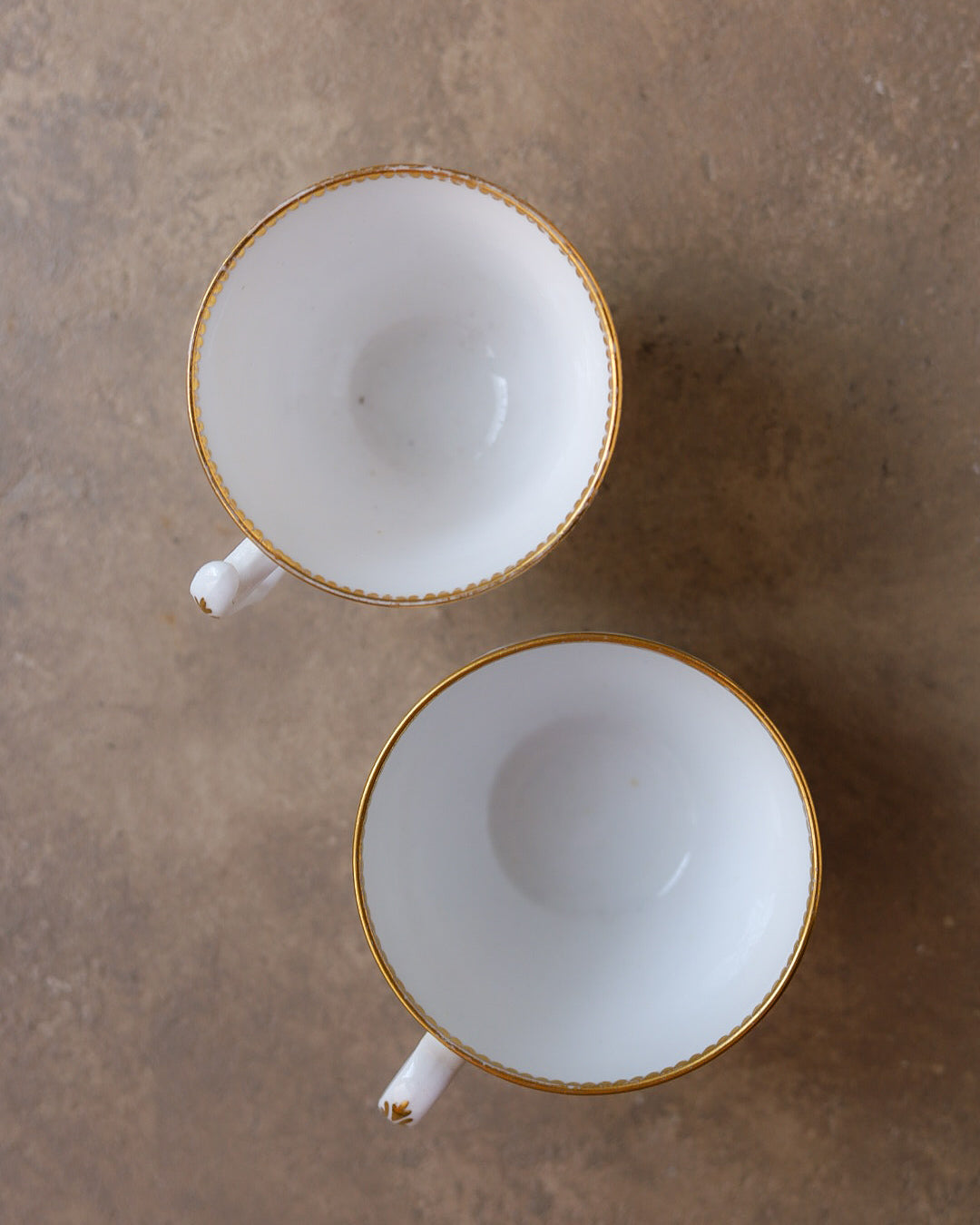 Trio con piattino per biscotti in porcellana Spode, uccelli dipinti a mano e oro, Inghilterra, 1815 circa