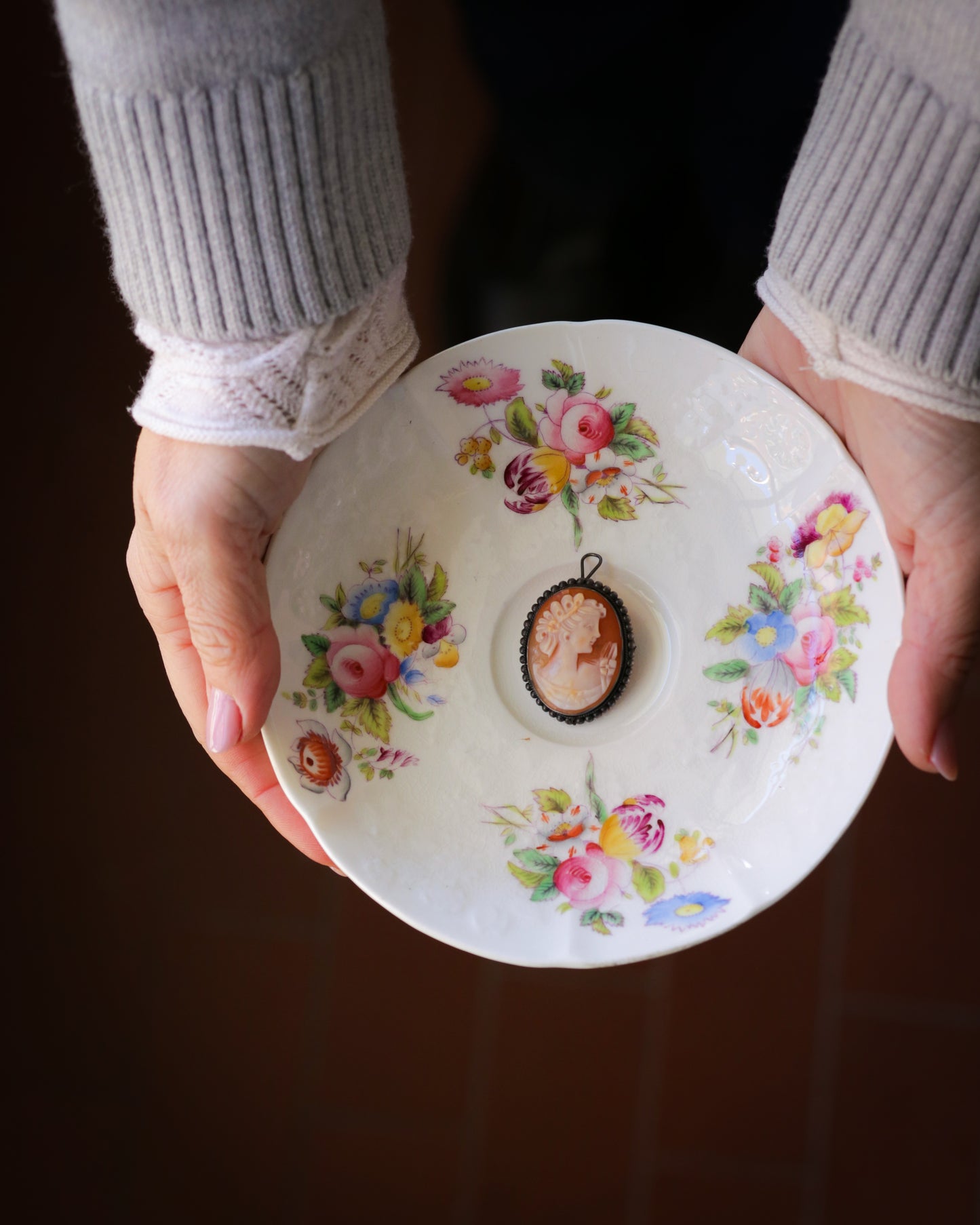 Cammeo vintage ciondolo e spilla con bordo scuro