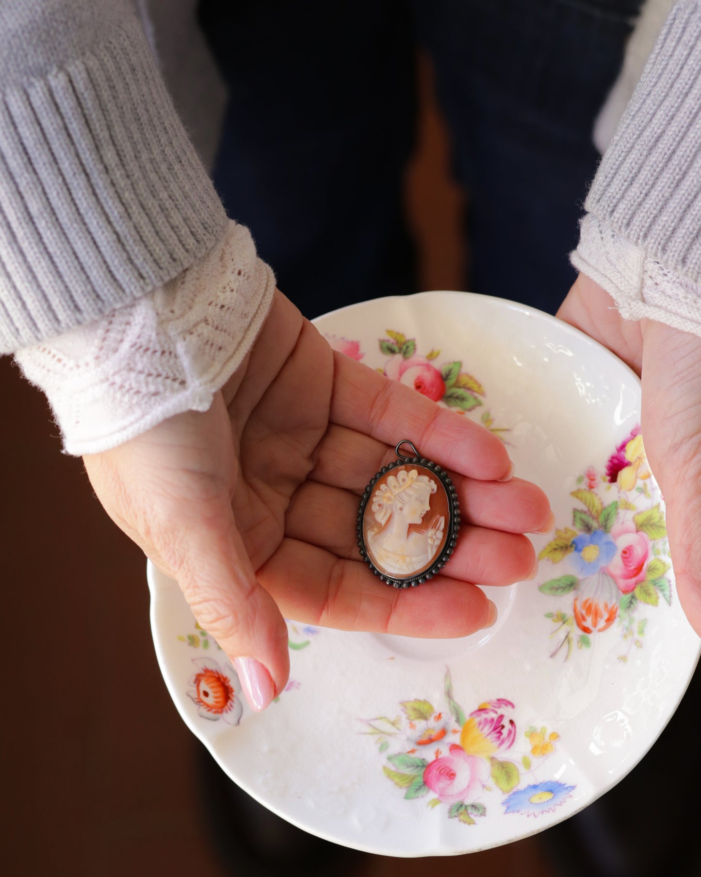 Cammeo vintage ciondolo e spilla con bordo scuro