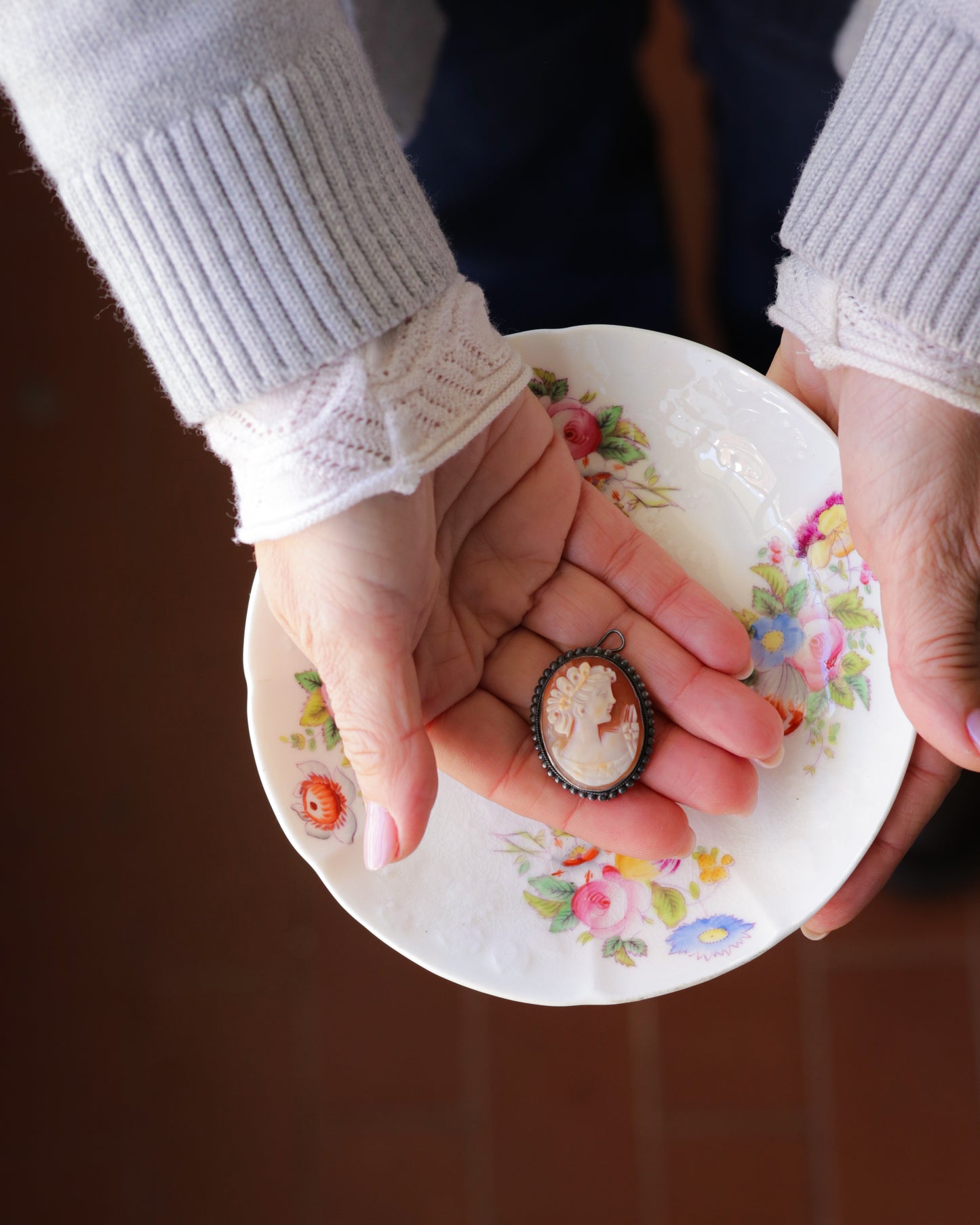 Cammeo vintage ciondolo e spilla con bordo scuro