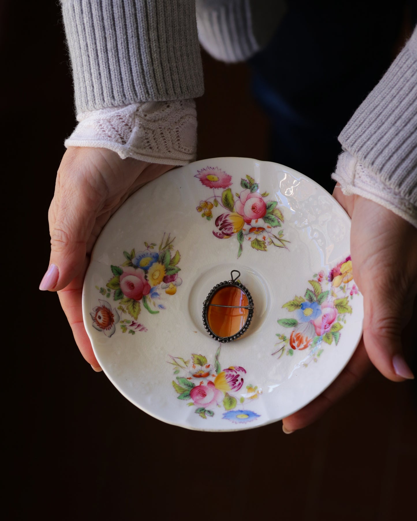 Cammeo vintage ciondolo e spilla con bordo scuro
