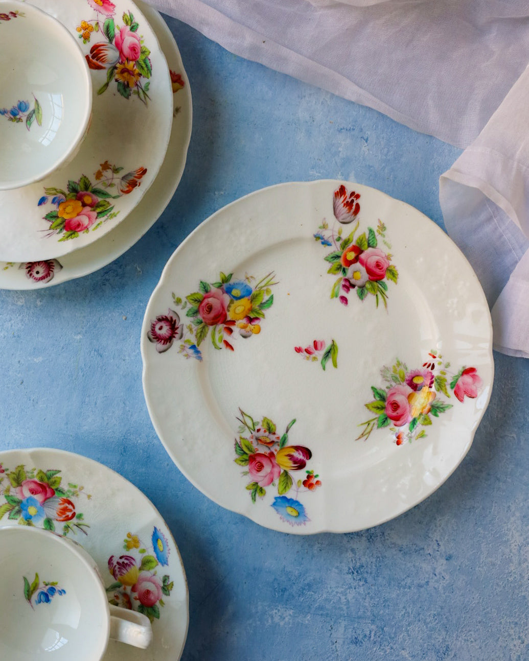 Coppia tazze porcellana inglese decorate a mano bianche e roselline