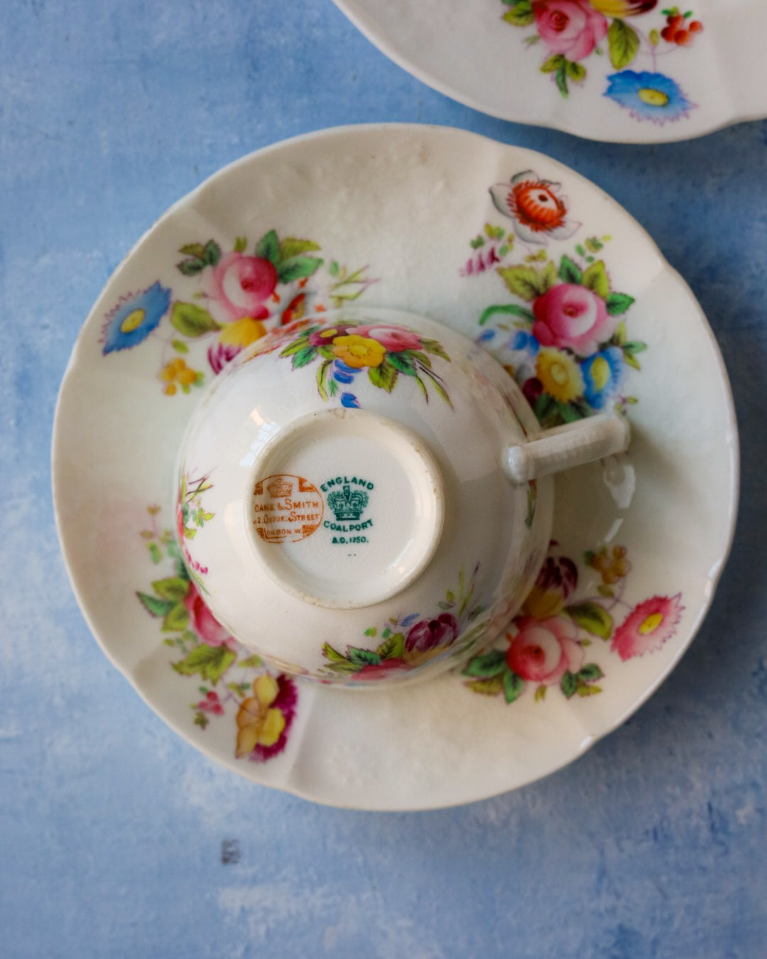 Coppia tazze porcellana inglese decorate a mano bianche e roselline
