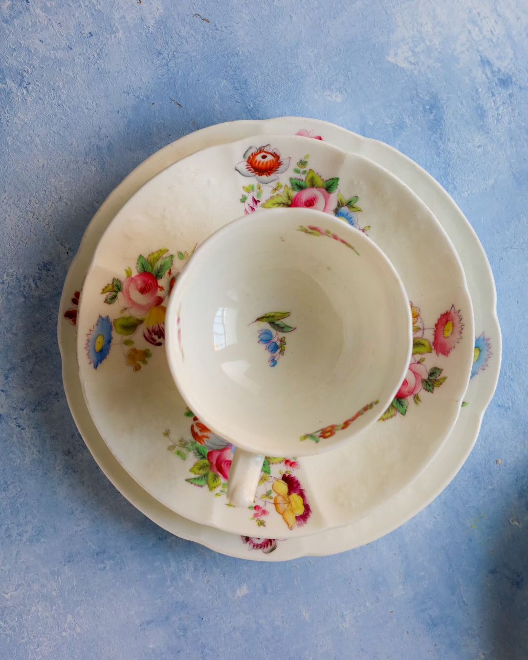 Coppia tazze porcellana inglese decorate a mano bianche e roselline