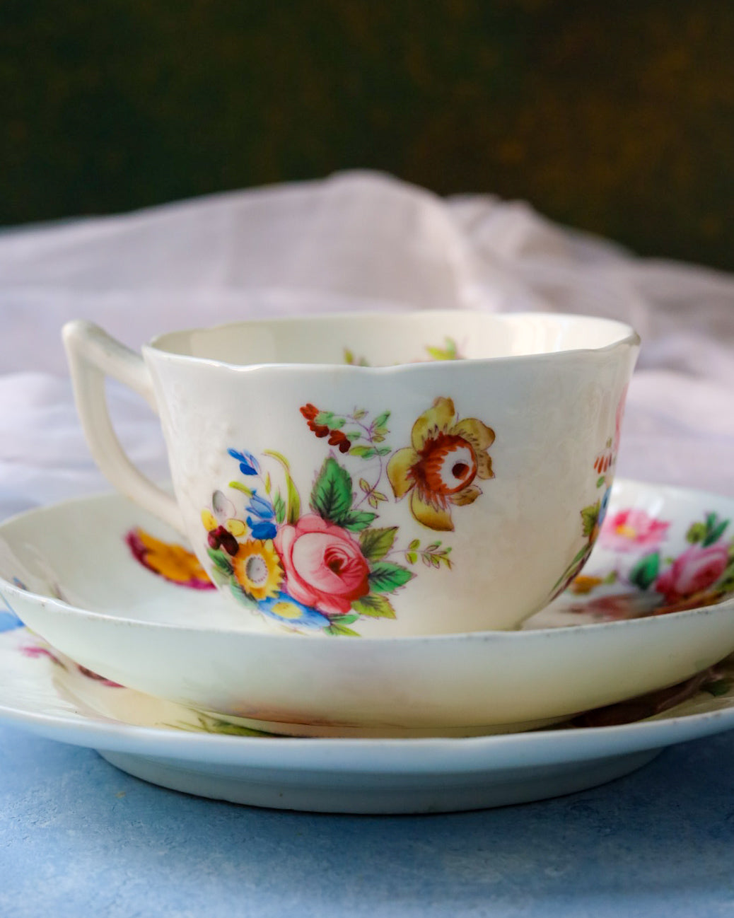 Coppia tazze porcellana inglese decorate a mano bianche e roselline