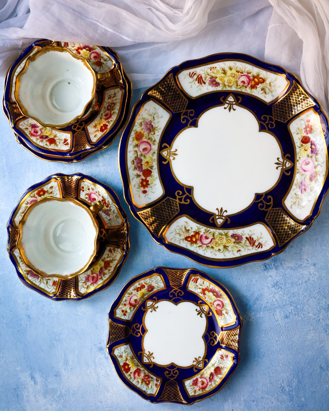 Set trio con piatto torta dipinto a mano con decoro blu