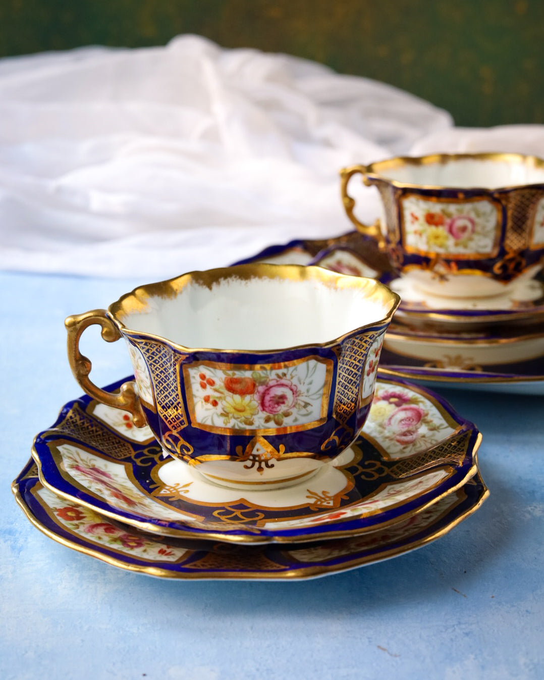 Set trio con piatto torta dipinto a mano con decoro blu