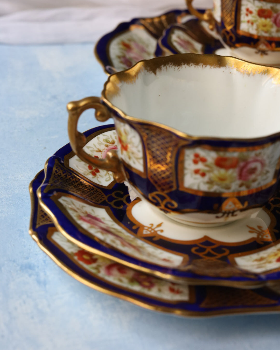 Set trio con piatto torta dipinto a mano con decoro blu