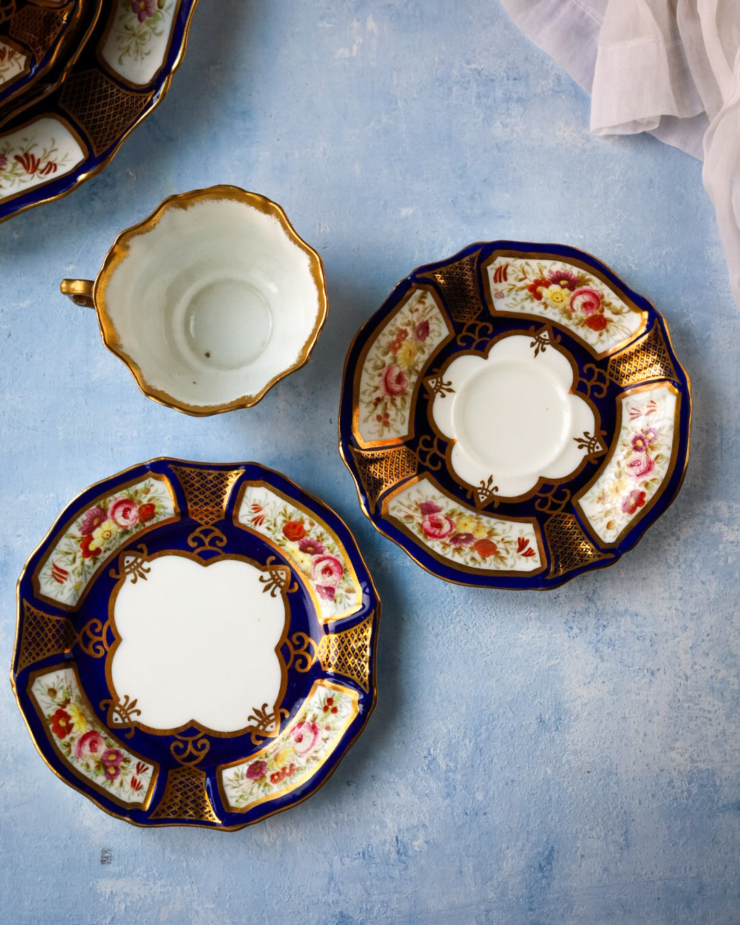 Set trio con piatto torta dipinto a mano con decoro blu