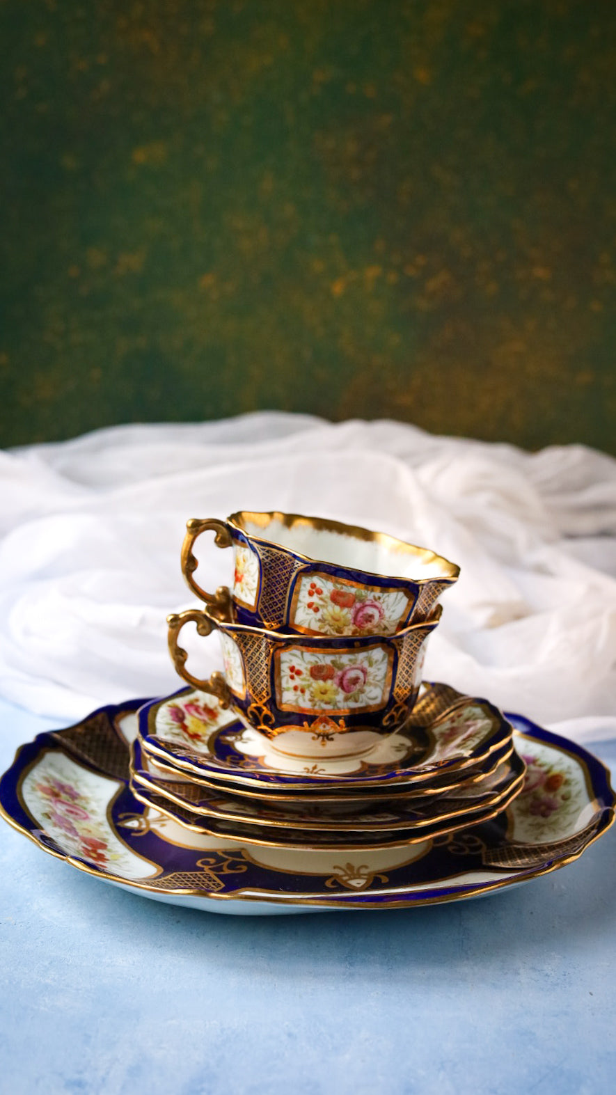 Set trio con piatto torta dipinto a mano con decoro blu