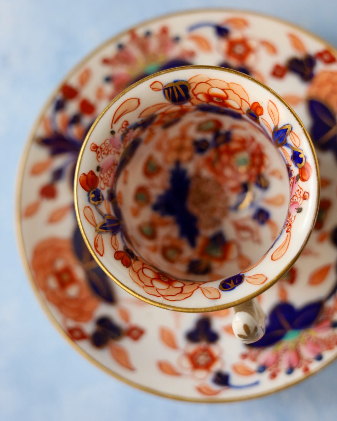 Tazza da cioccolata fiori rossi e blu