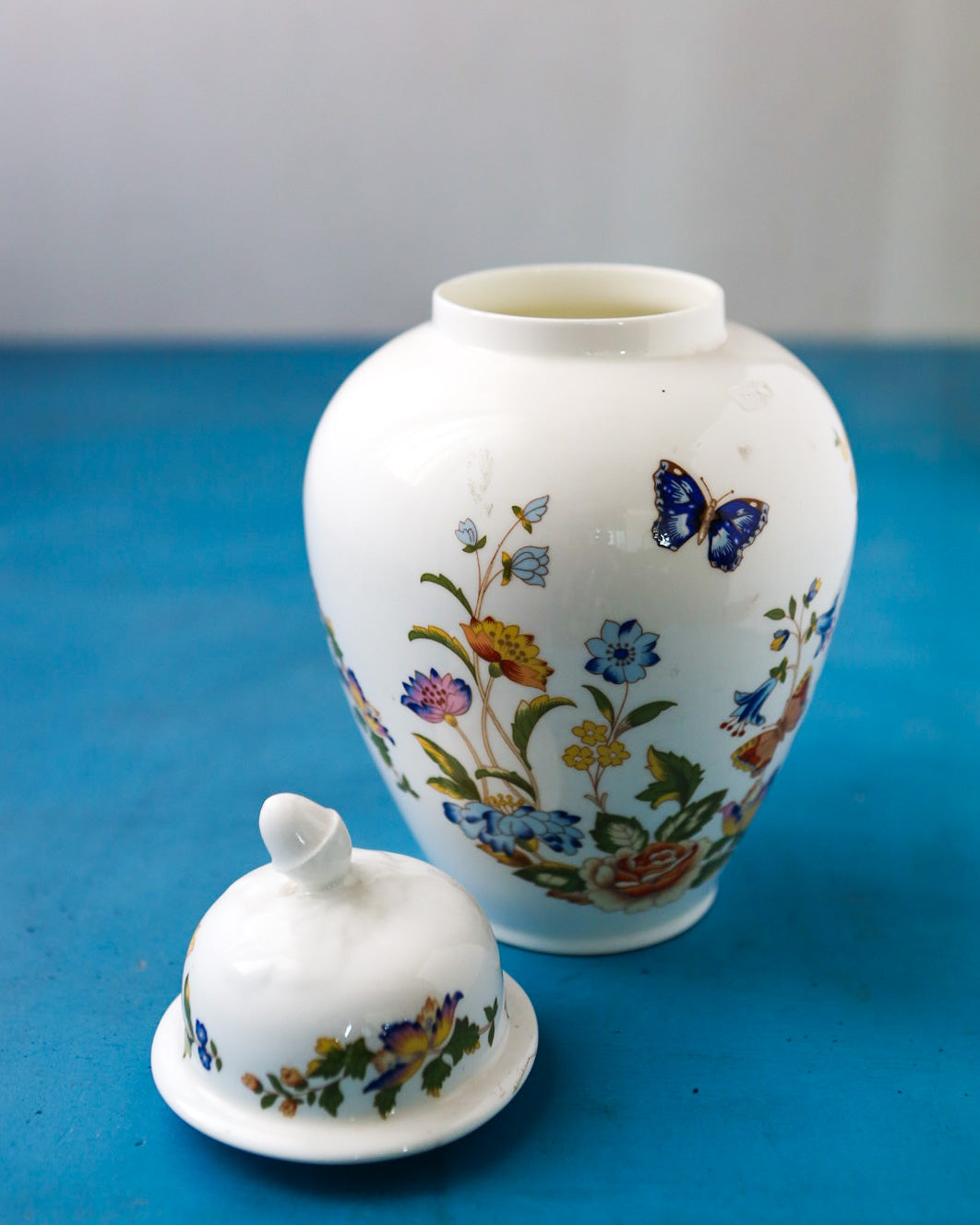 Potiche Ainsley grande con fiori e farfalle