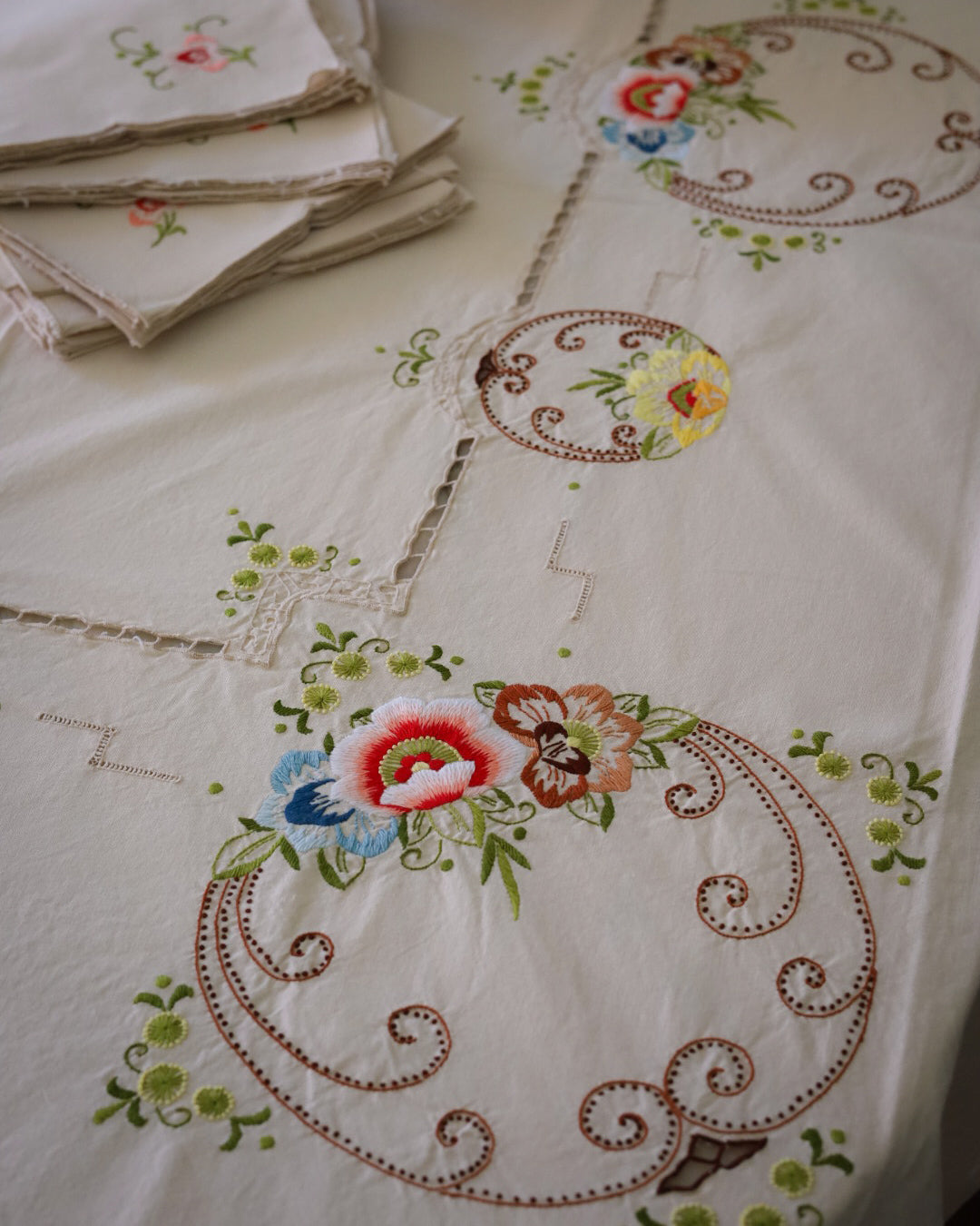 Tovaglia in cotone con ricami colorati con 12 tovaglioli