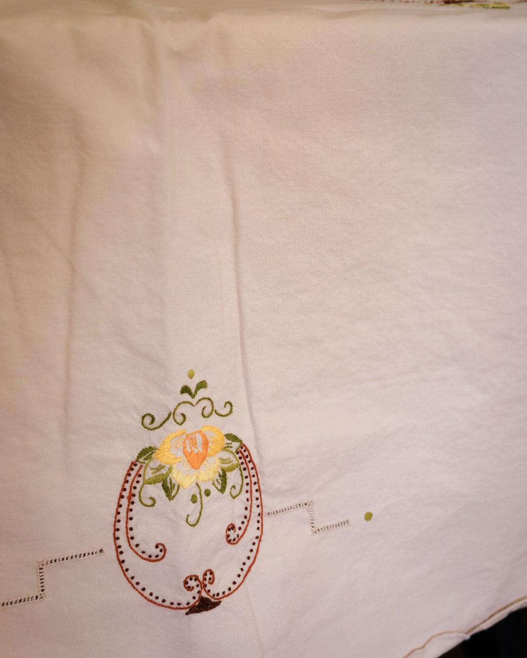 Tovaglia in cotone con ricami colorati con 12 tovaglioli