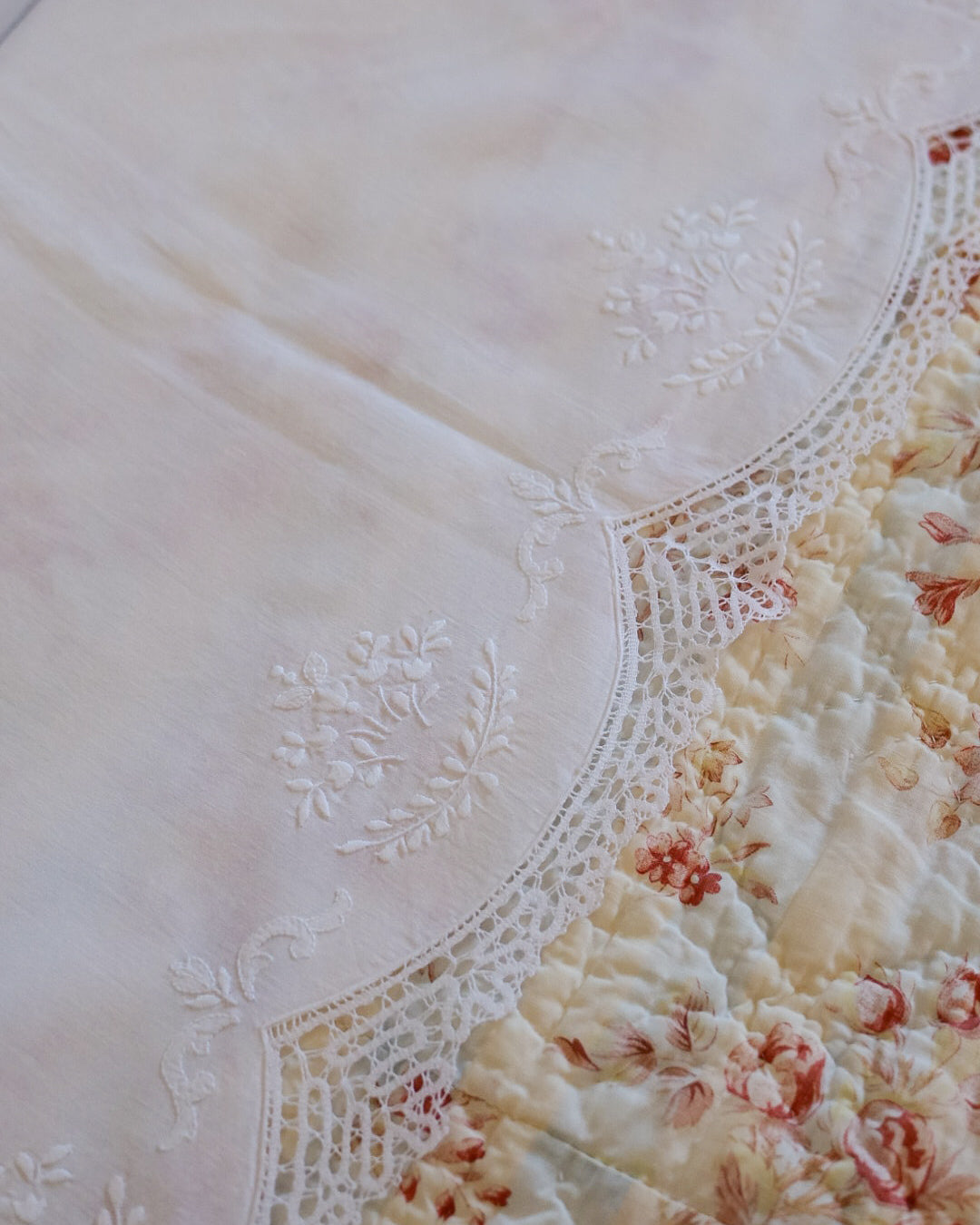 Lenzuola matrimoniali con pizzo a tombolo bianco di lino