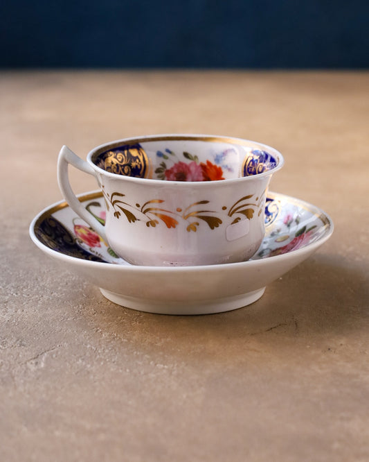 Tazza da tè con fiori dipinti a mano