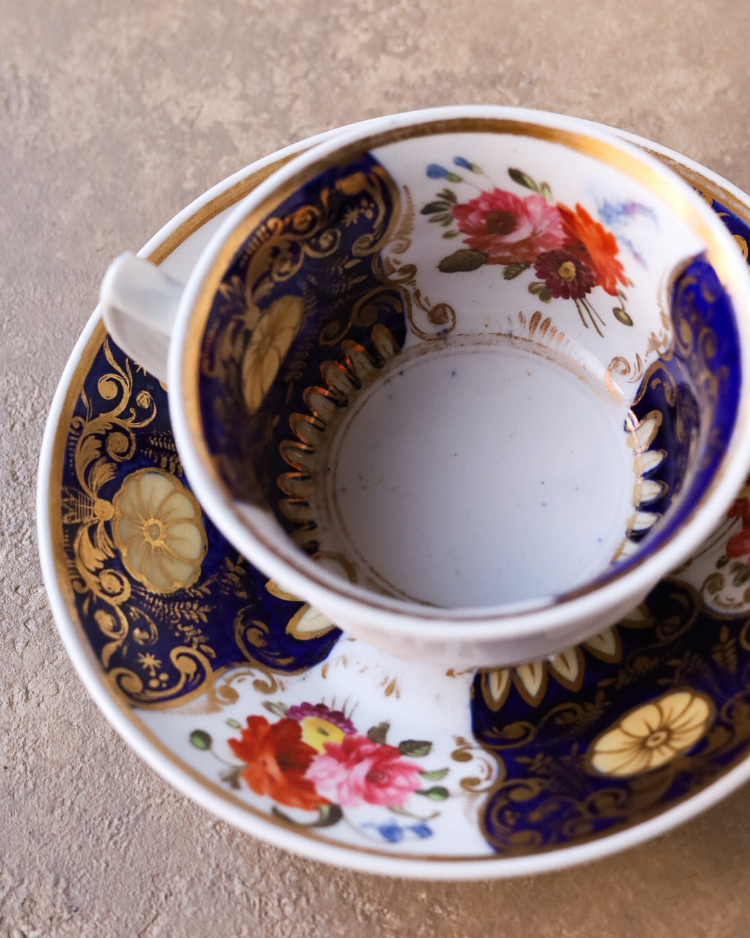 Tazza da tè con fiori dipinti a mano