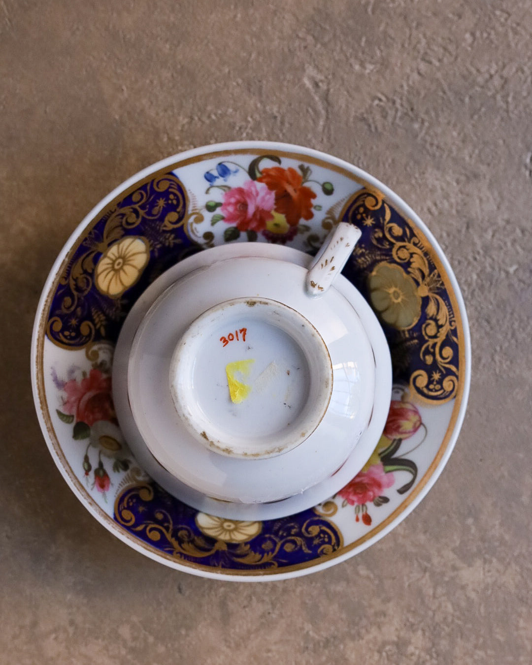 Tazza da tè con fiori dipinti a mano