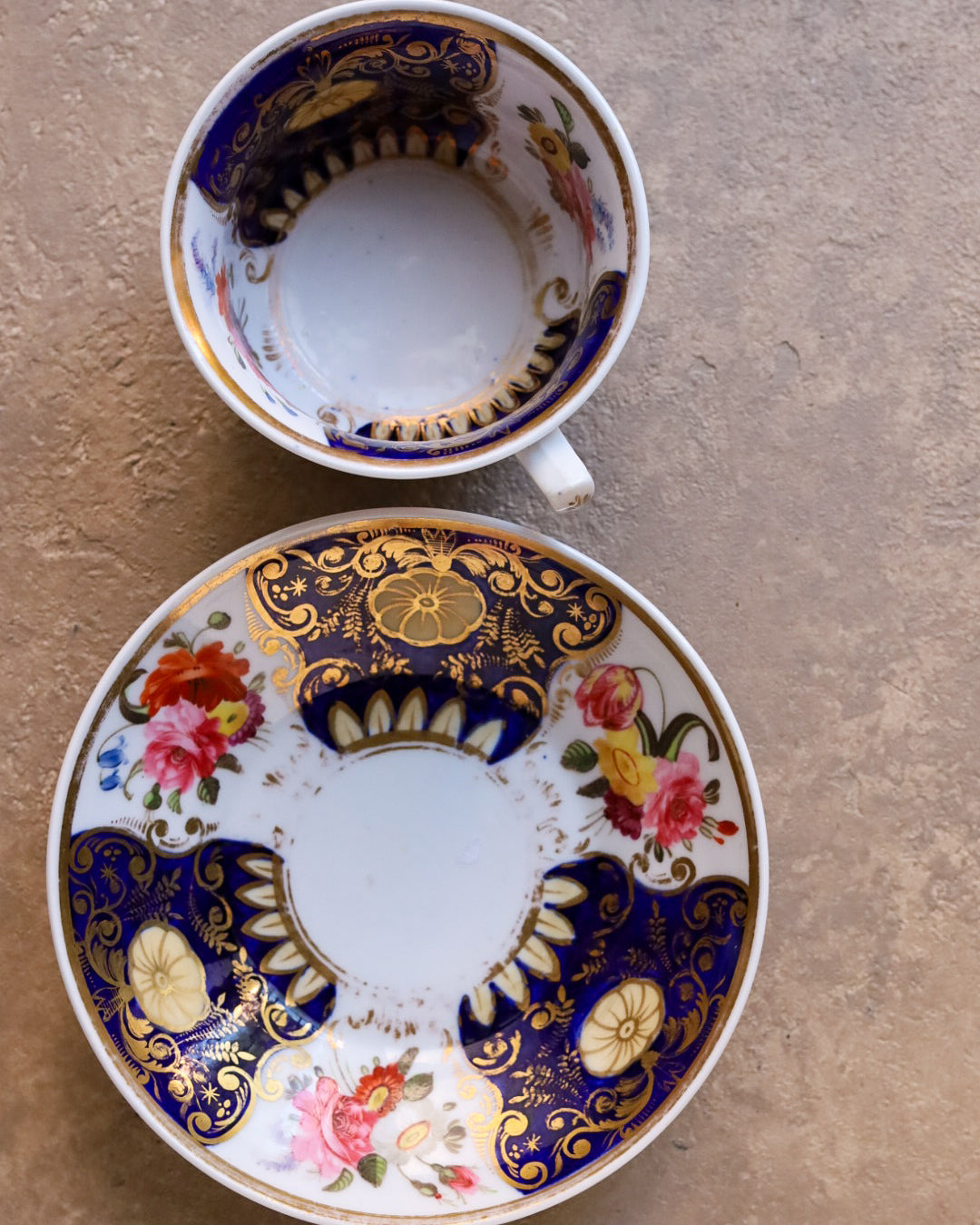 Tazza da tè con fiori dipinti a mano