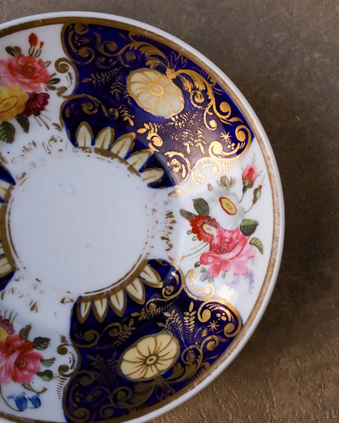 Tazza da tè con fiori dipinti a mano