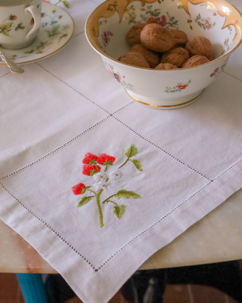 Tovaglietta da tè con fragoline ricamate e orlo a giorno