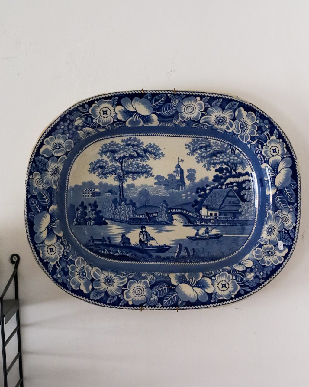 Vassoi inglesi antichi bianco e blu con paesaggi