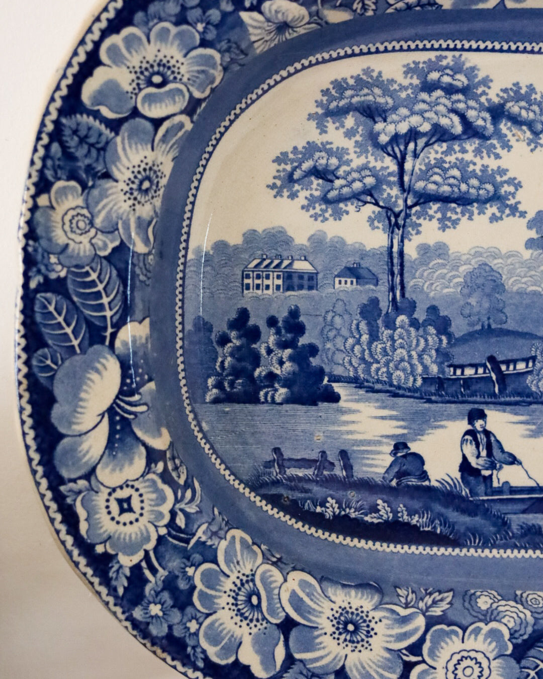 Vassoi inglesi antichi bianco e blu con paesaggi