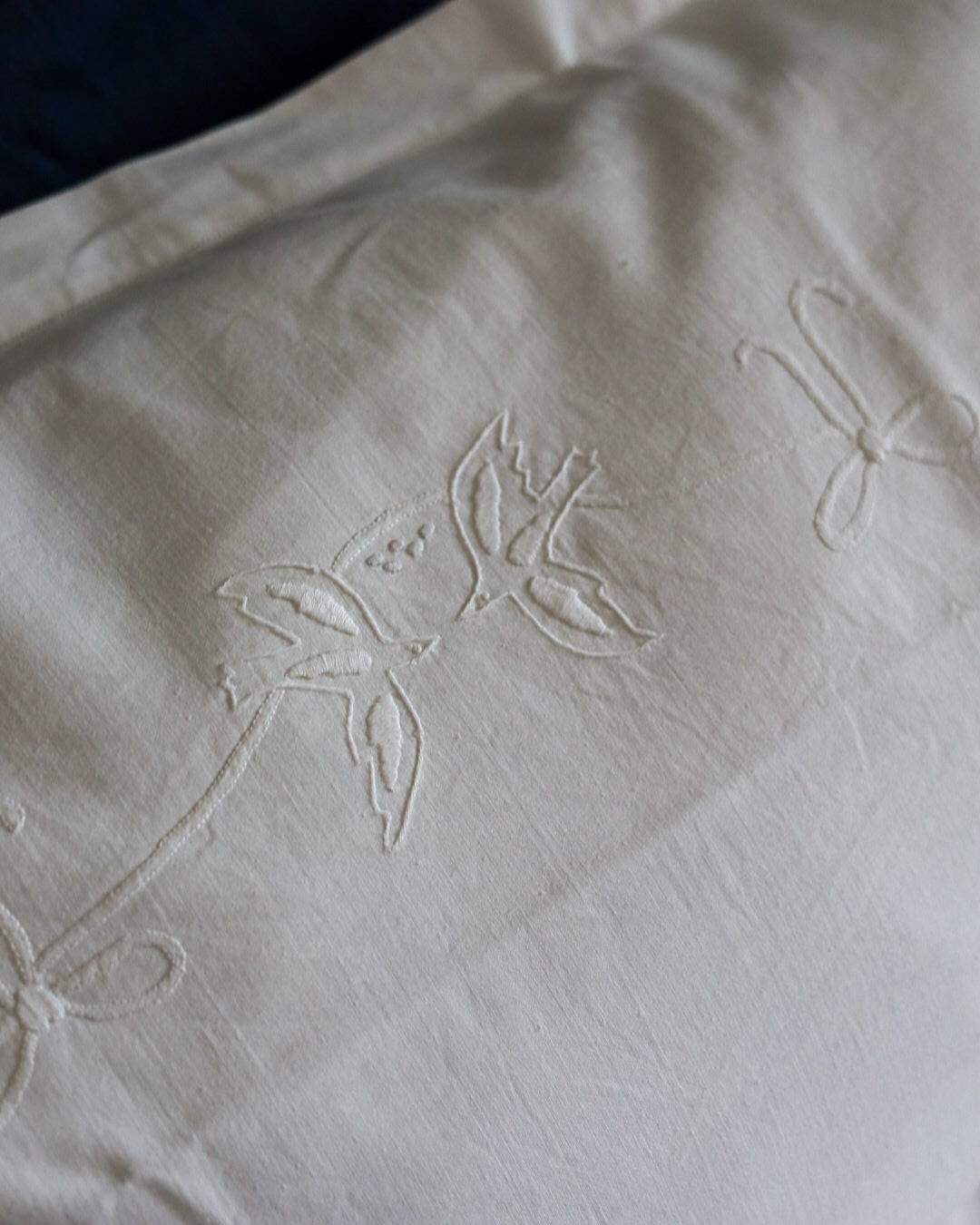 Lenzuolo matrimoniale in lino con ricamo colombe
