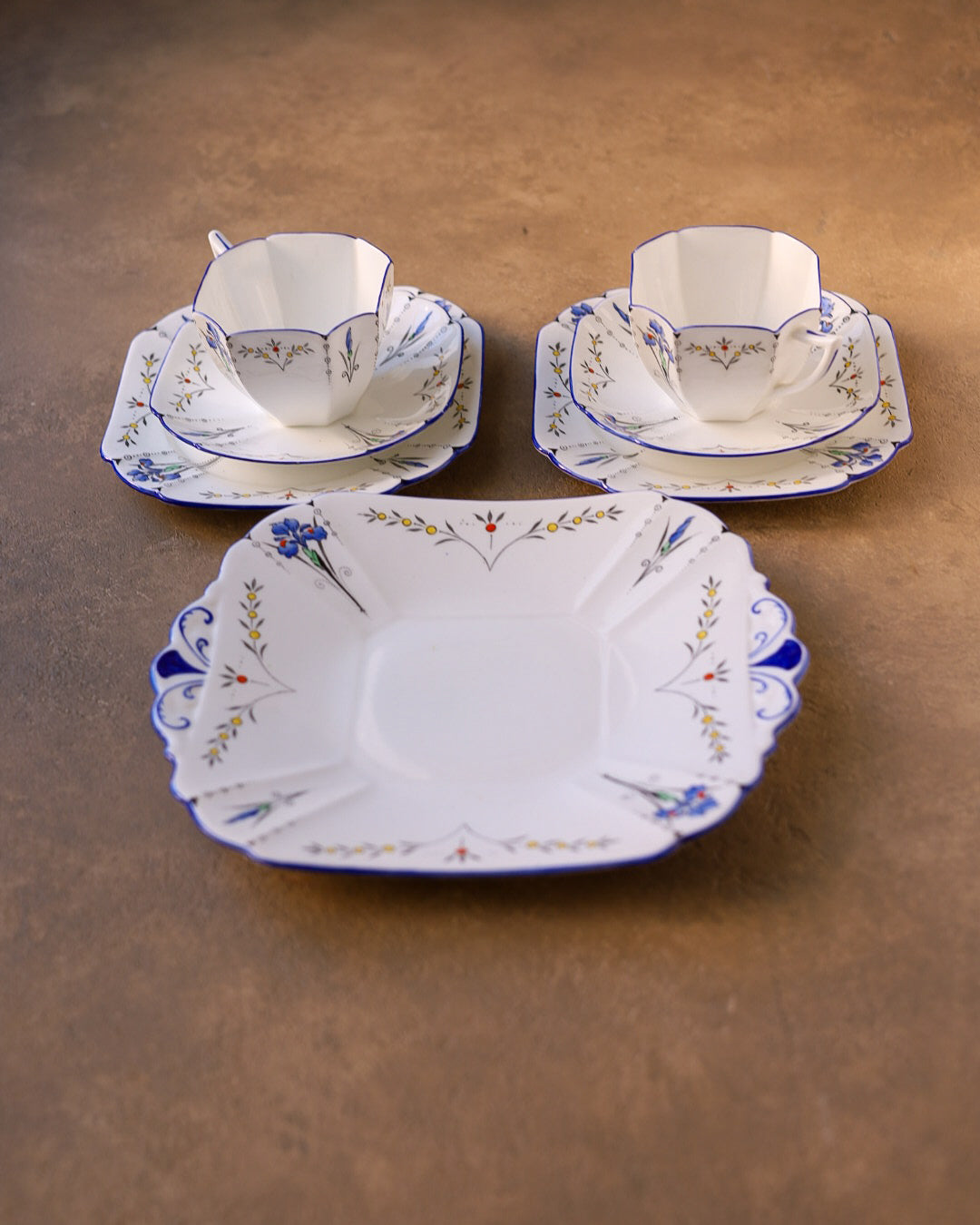 Servizio da tè in porcellana Shelley, decoro Art Déco con iris, 2 trio e vassoio, Inghilterra, anni ‘30