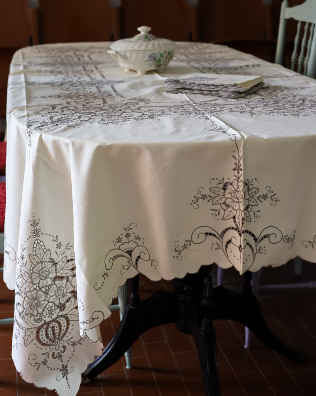 Tovaglia in cotone giallo con ricamo grigio