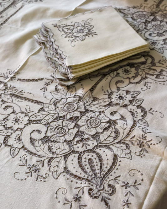Tovaglia in cotone giallo con ricamo grigio
