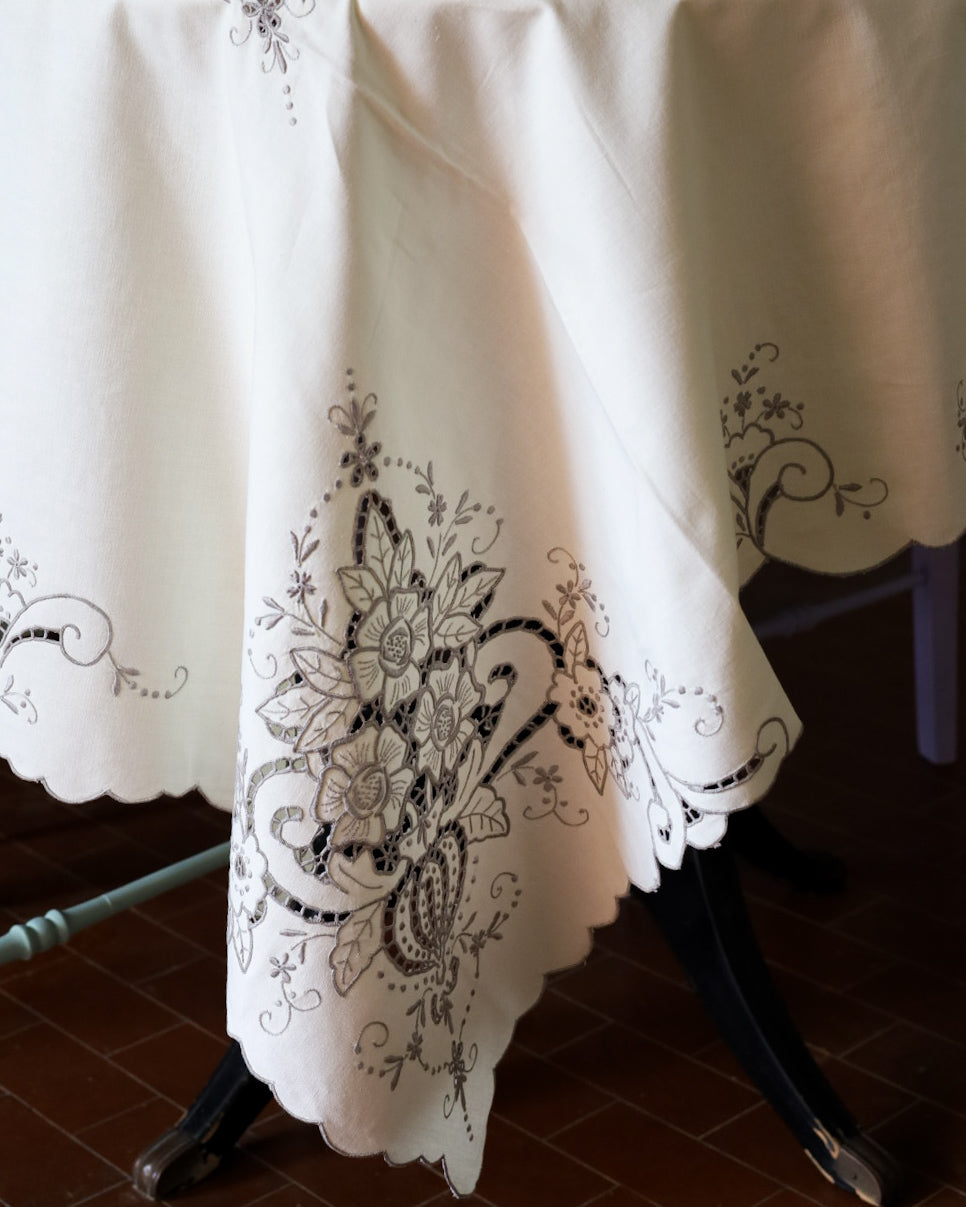 Tovaglia in cotone giallo con ricamo grigio