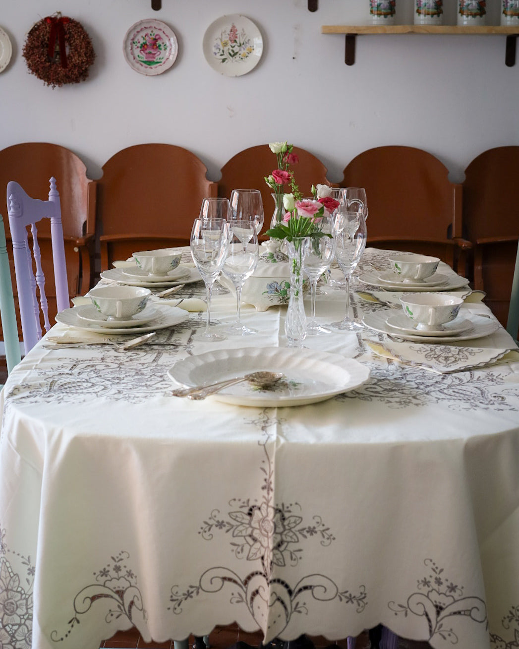 Tovaglia in cotone giallo con ricamo grigio