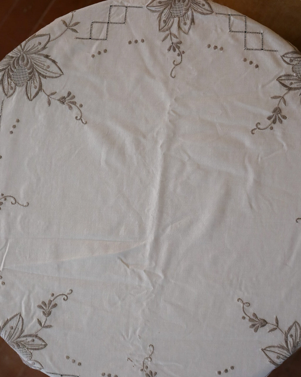 Tovaglia tonda in lino cotone da 8 con intaglio grigio