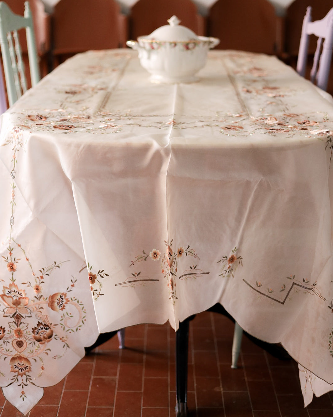 Tovaglia in organza con ricami floreali marroni