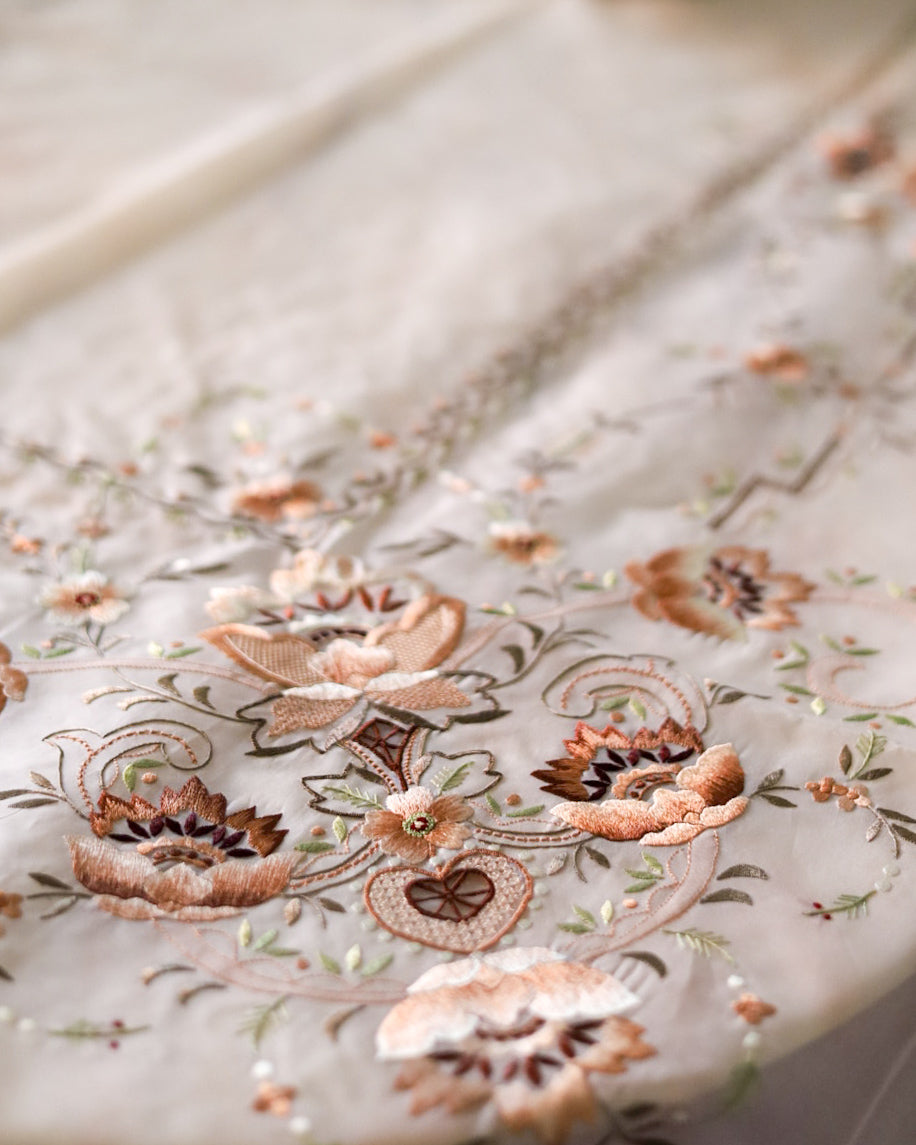 Tovaglia in organza con ricami floreali marroni