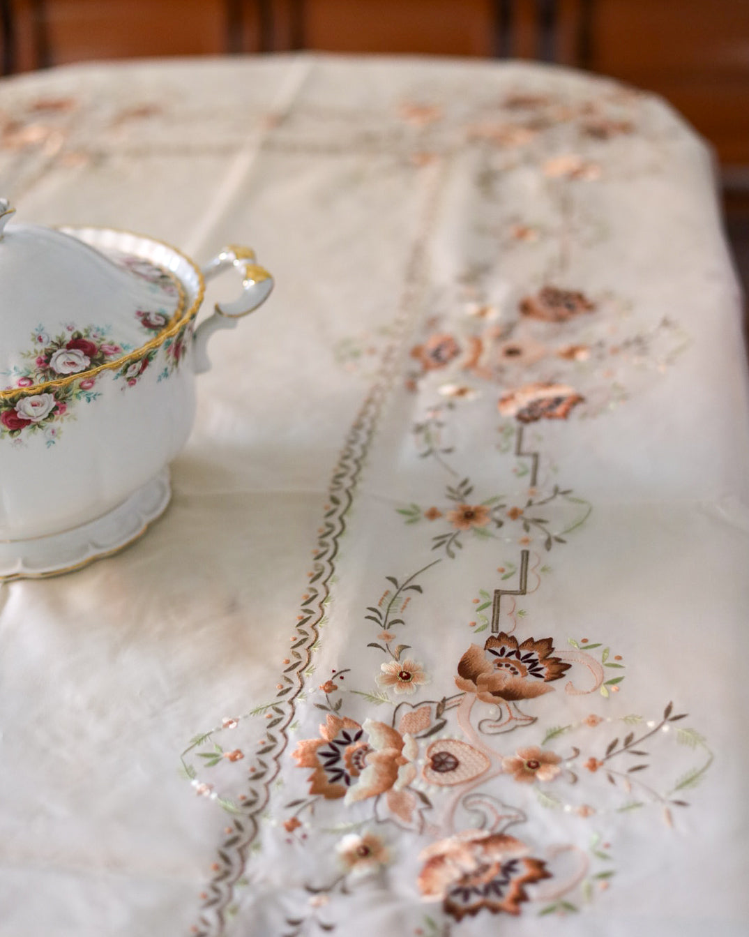 Tovaglia in organza con ricami floreali marroni